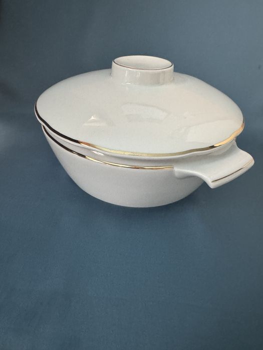 Български порцеланов супник на Изида