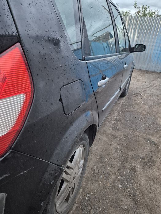 Автомобиль Рено SCENIC