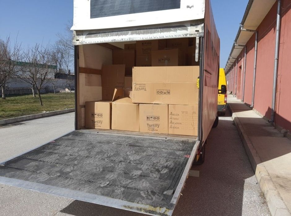 Транспортни услуги с 8 палетен брезентов бус с падащ борд