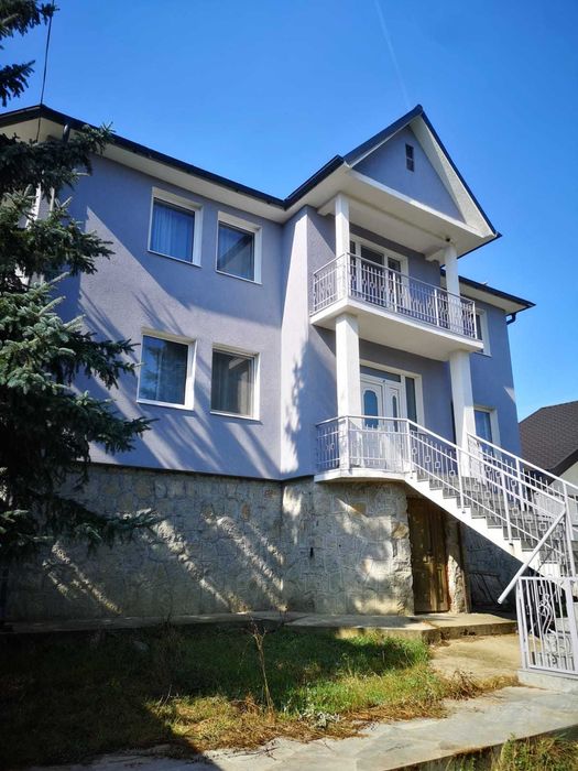 Casa cu lac de pescuit de vanzare