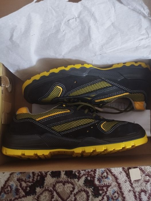 Продается спец обувь