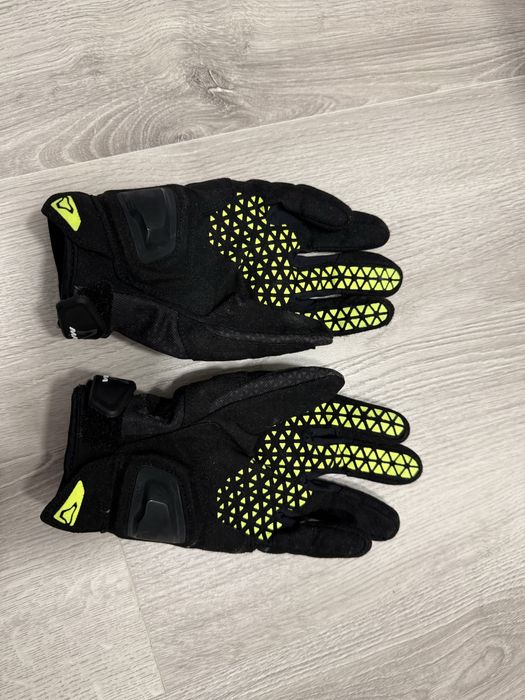 Manusi moto Macna Octar