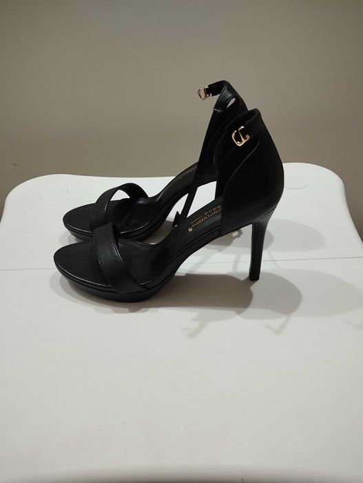 Vând sandale elegante