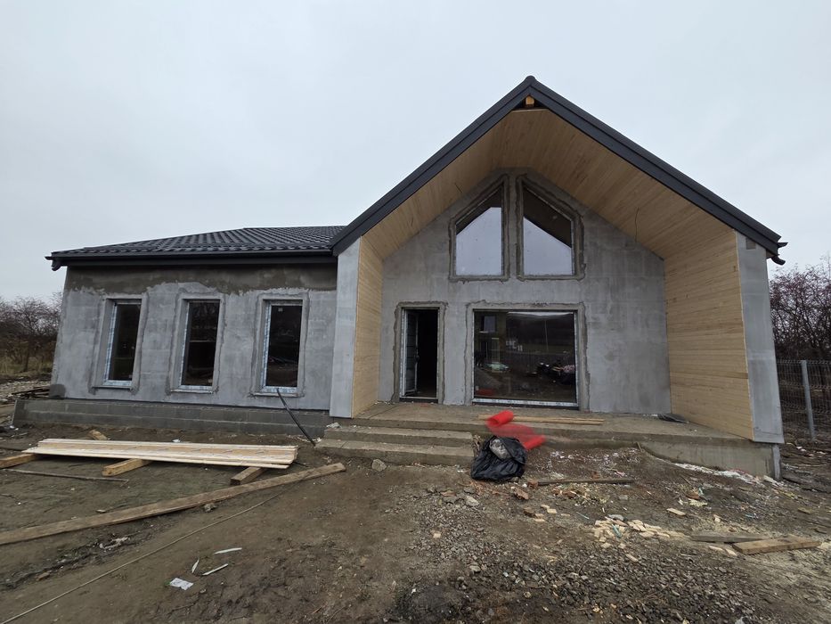 Casa moderna cu asfalt si toate utilitățile.