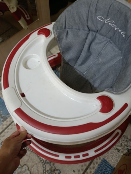Детский ходунок красный