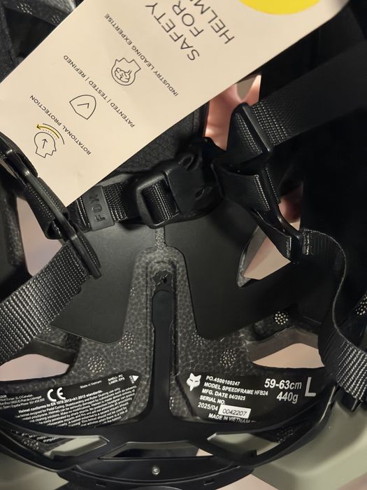 Чисто нова каска FOX Speedframe Helmet