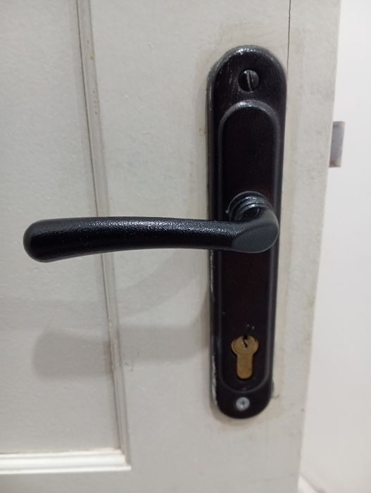 Продам входную деревянную дверь