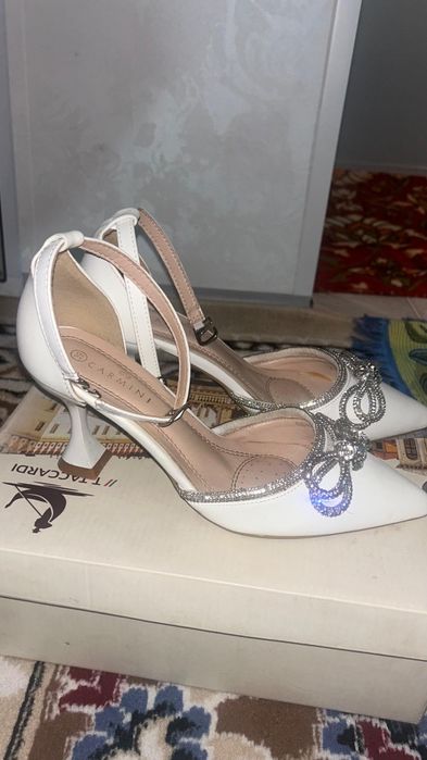 Продаются красивые туфли.