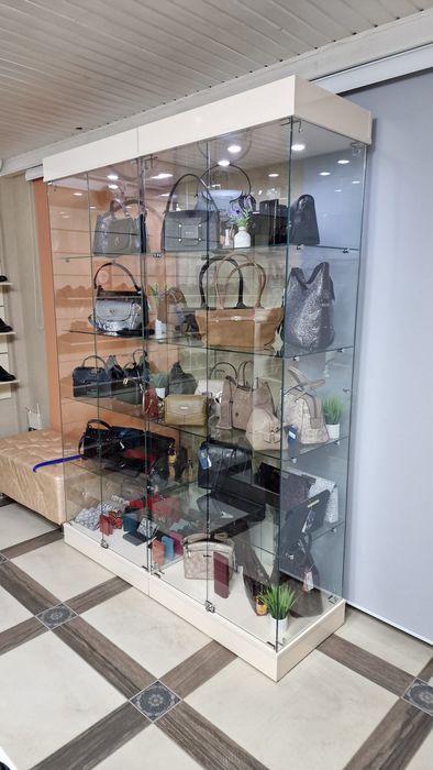 Торговая стеклянная витрина.