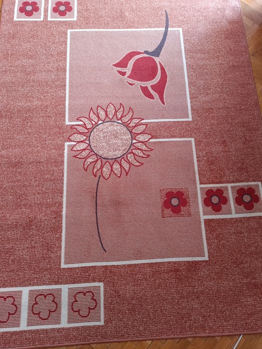 Мокетен килим с цветя