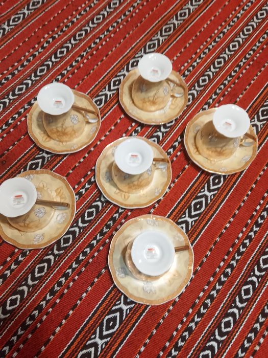 Сервиз за кафе от шест части японски порцелан с 24 каратова позлата.