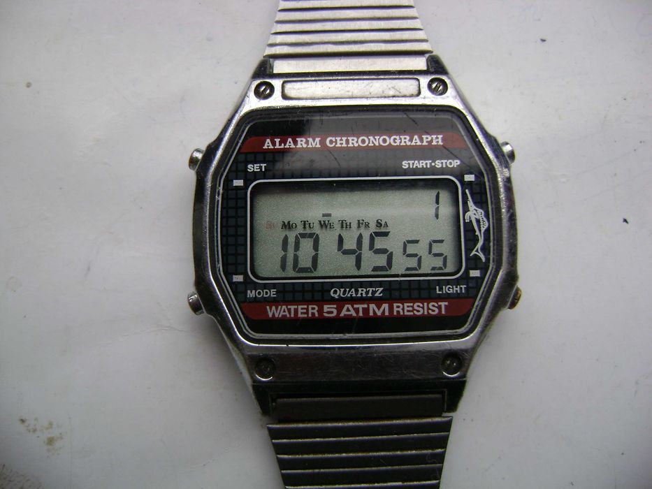 Продавам 5 броя ретро кварцови часовници Levis,Time Tronic,Quartz