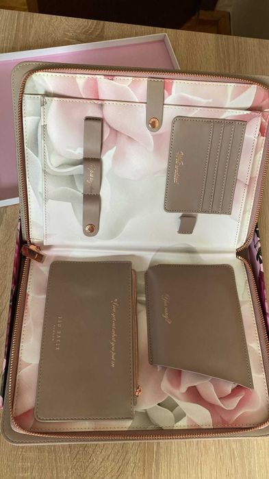 Portofel de călătorie din piele artificială cu interior floral.