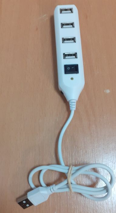 Vând HUB 4 Porturi Legami Milano, USB 2.0 cu Conectare USB-A.