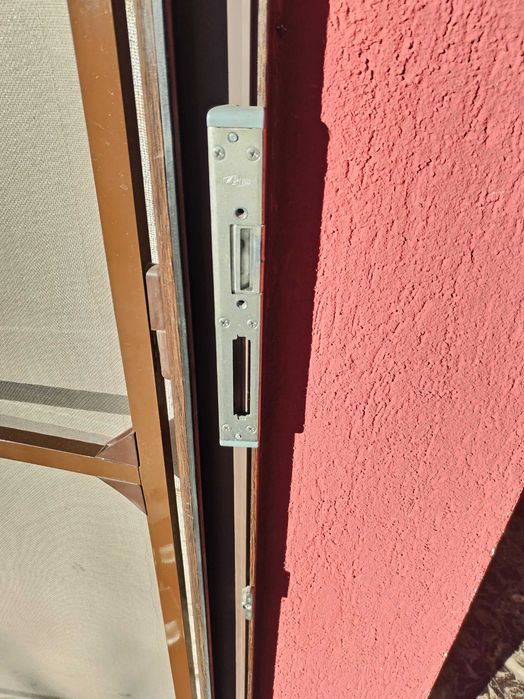 Vând ușa de termopan cu toc