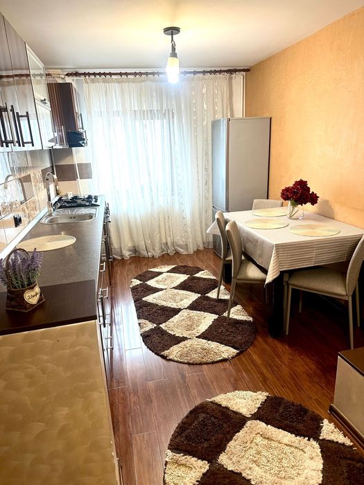Inchiriez apartament 2 camere, Zona 8 Mai