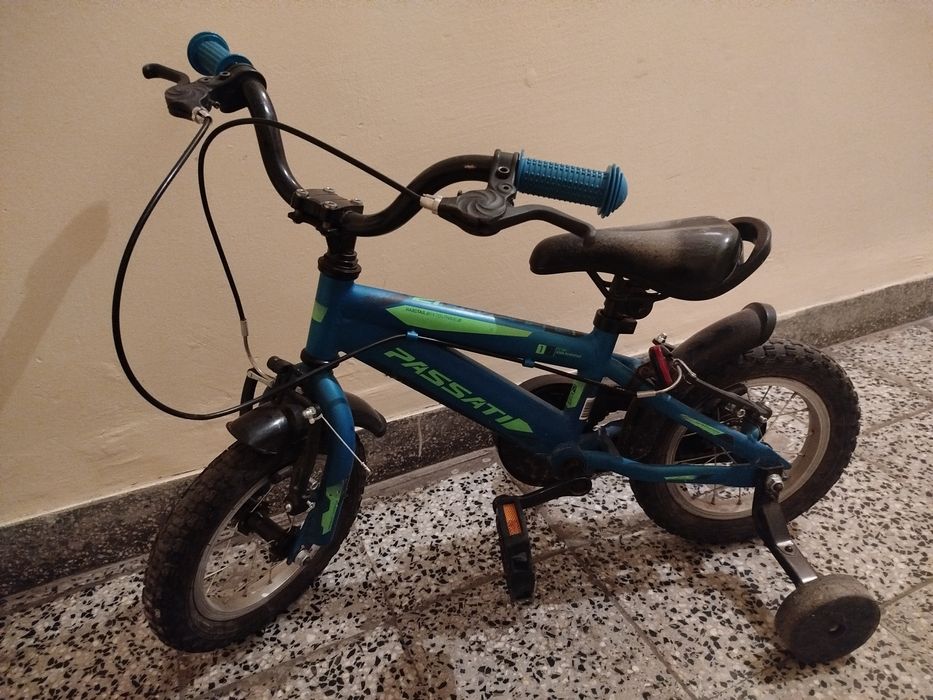 Детско велосипед с помощни колела