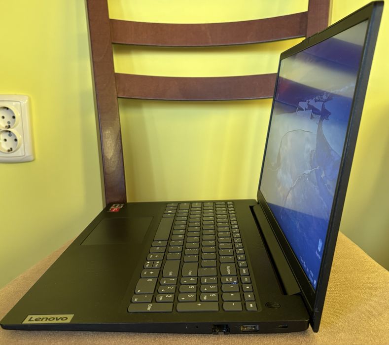 Лаптоп Lenovo V15