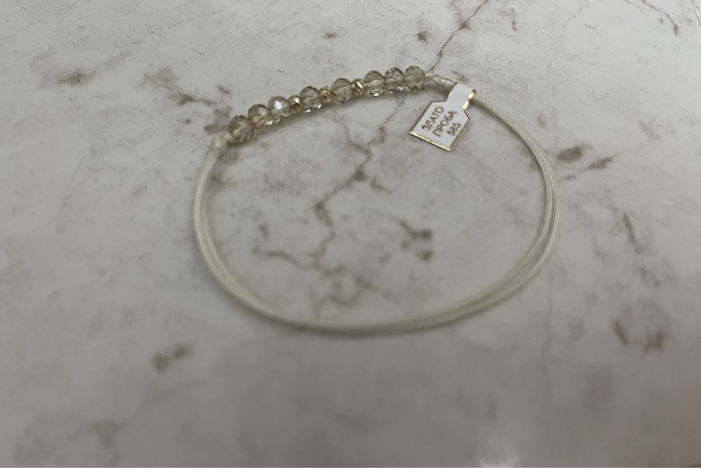 Дамски гривни от бижутерски конец и елемент-злато или сребро