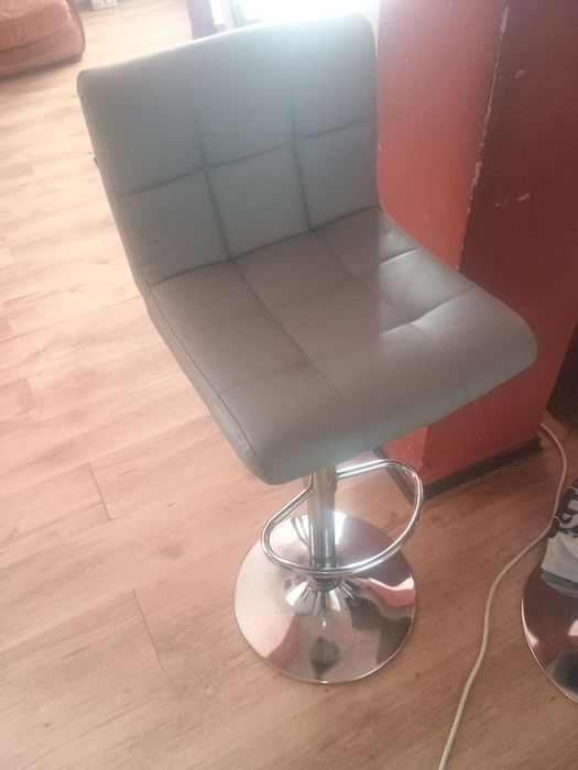 Vând 4 scaune inalte