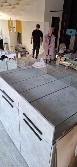 Продам стол витрину (островок)