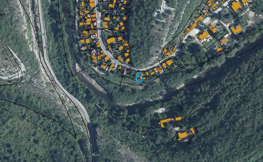 Парцел с жилищна постройка във Вароша