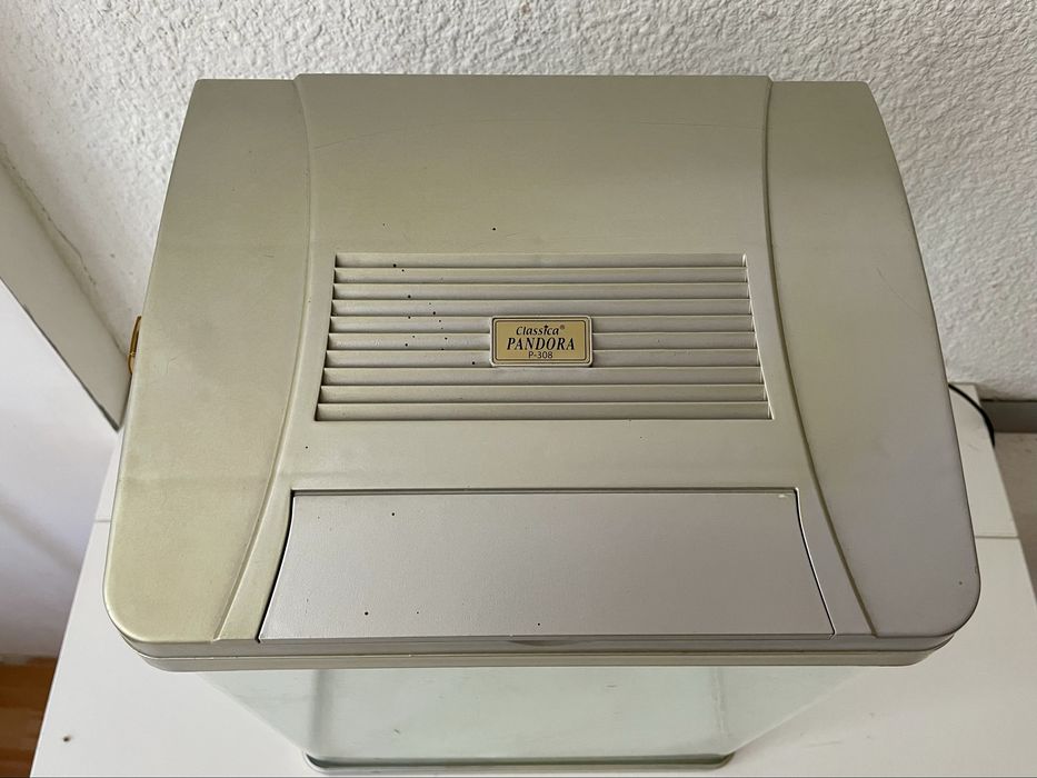 Doua acvarii cu capac, colturi curbate si lumina