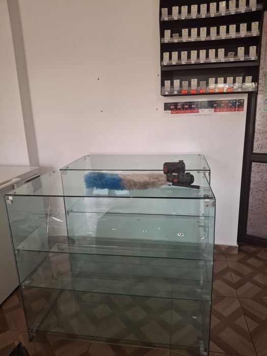Vindem rafturi și vitrine pentru magazin