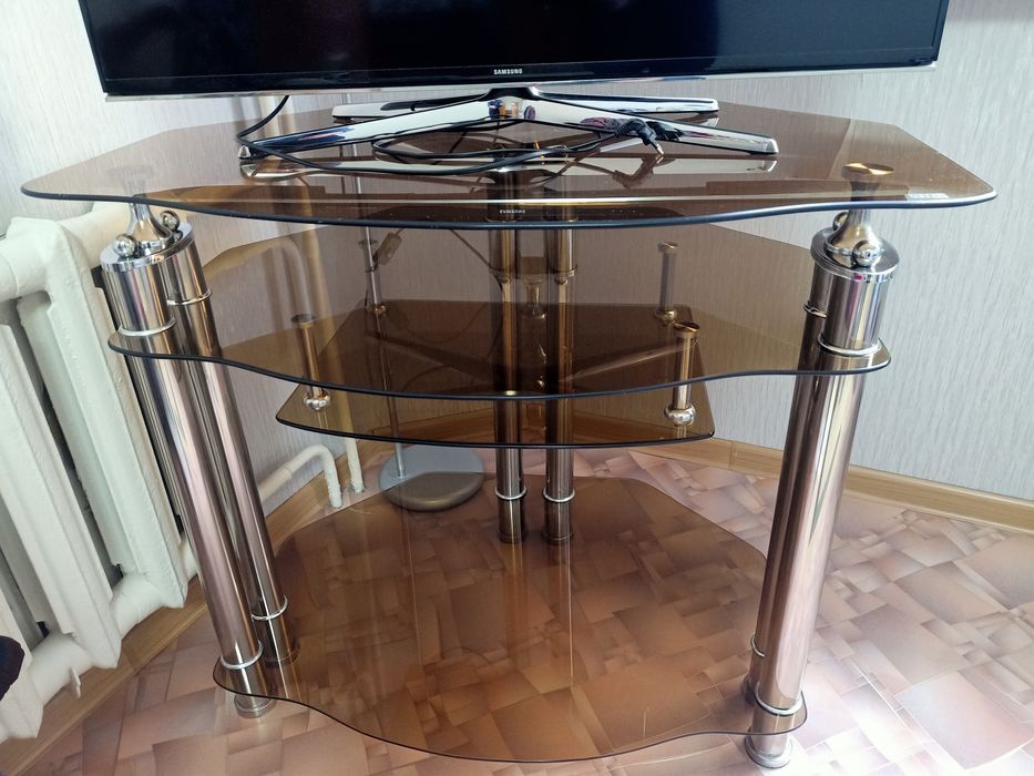 Стол стеклянный под телевизор