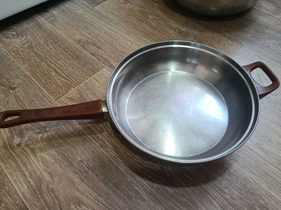 Кастрюля с крышкой