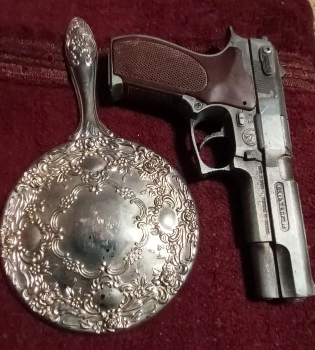Binoclu vechi de colecție și oglinda veche și pistol de colecție patent Bear Gerber