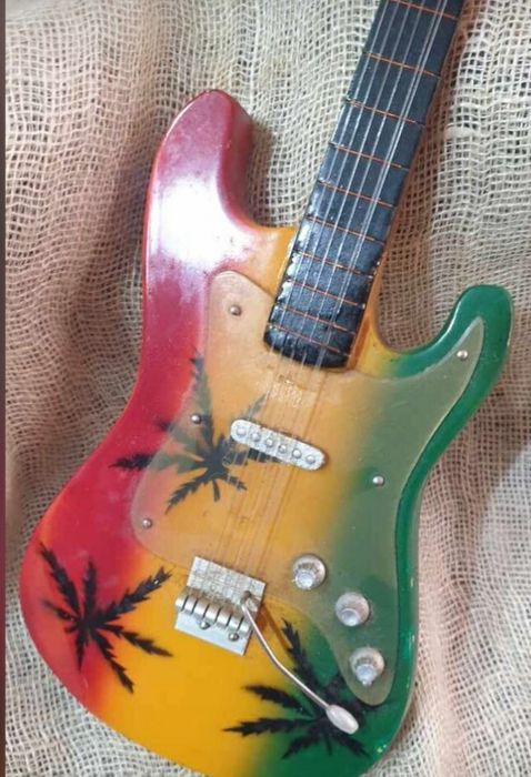 Малка сувенирна китарка