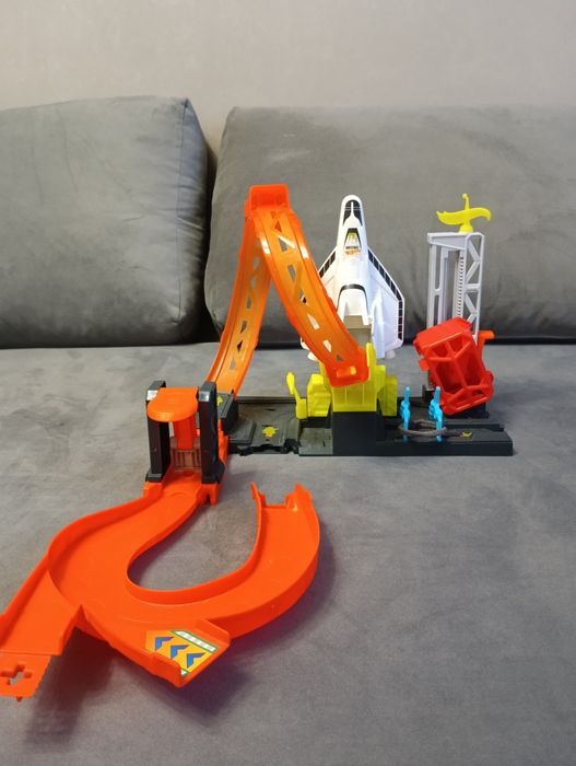 4 Разных игрушек hot wheels,хотвилс