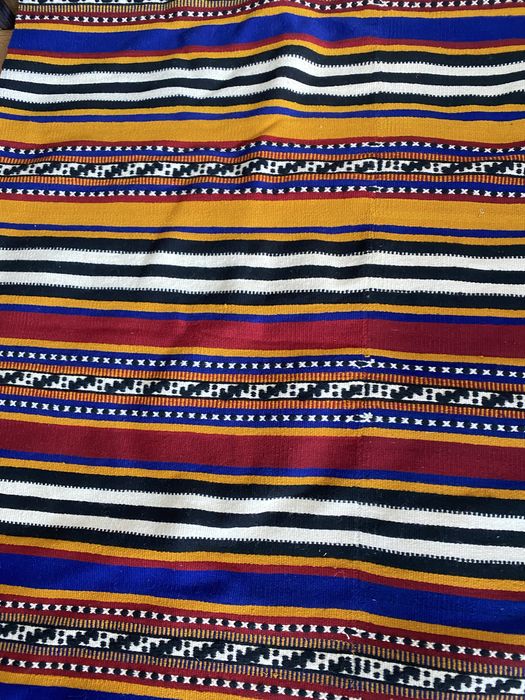 Ръчно тъкан битов килим на 40 години