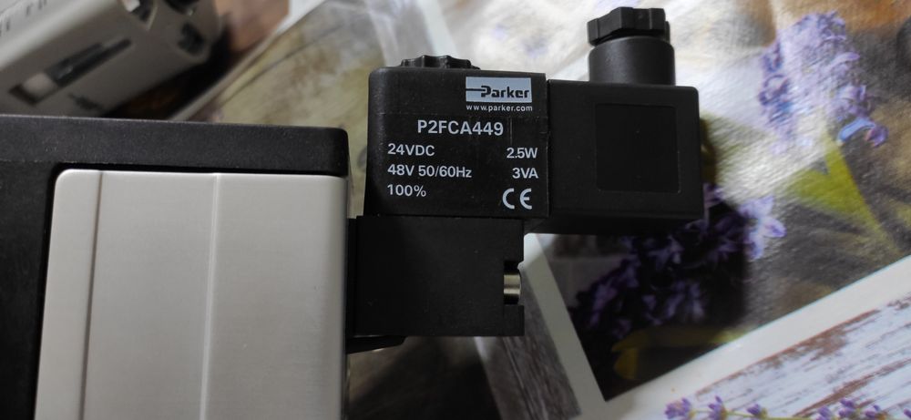 Electrovalva pneumatica cu placa de baza și regulator