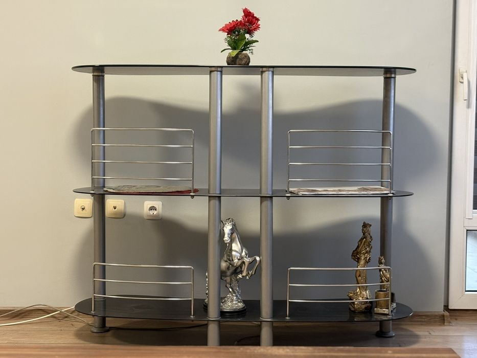 Стъклена полица.