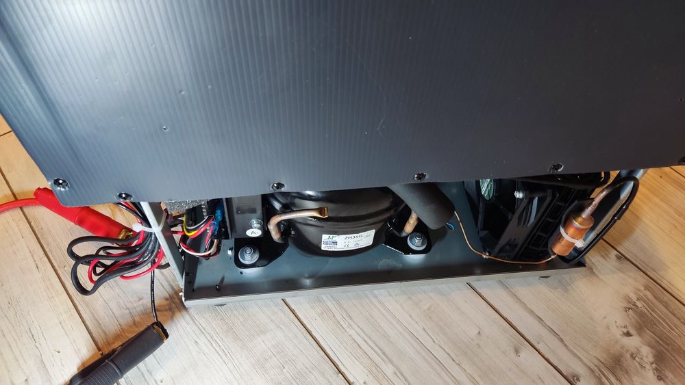 Компресорен хладилник на 12 v за кемпер, каравана,лодка, яхта