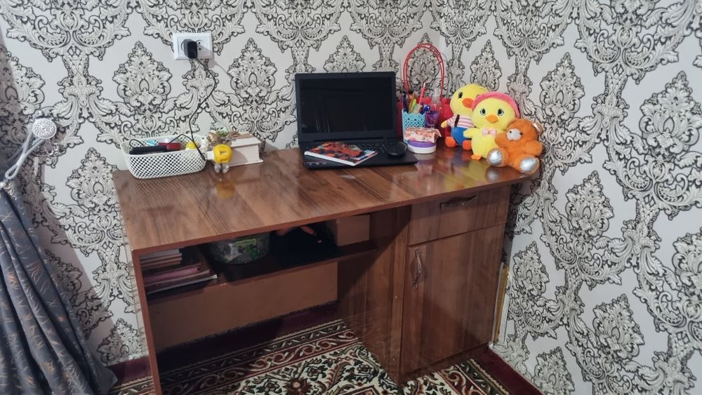 Мебель стол и стулья