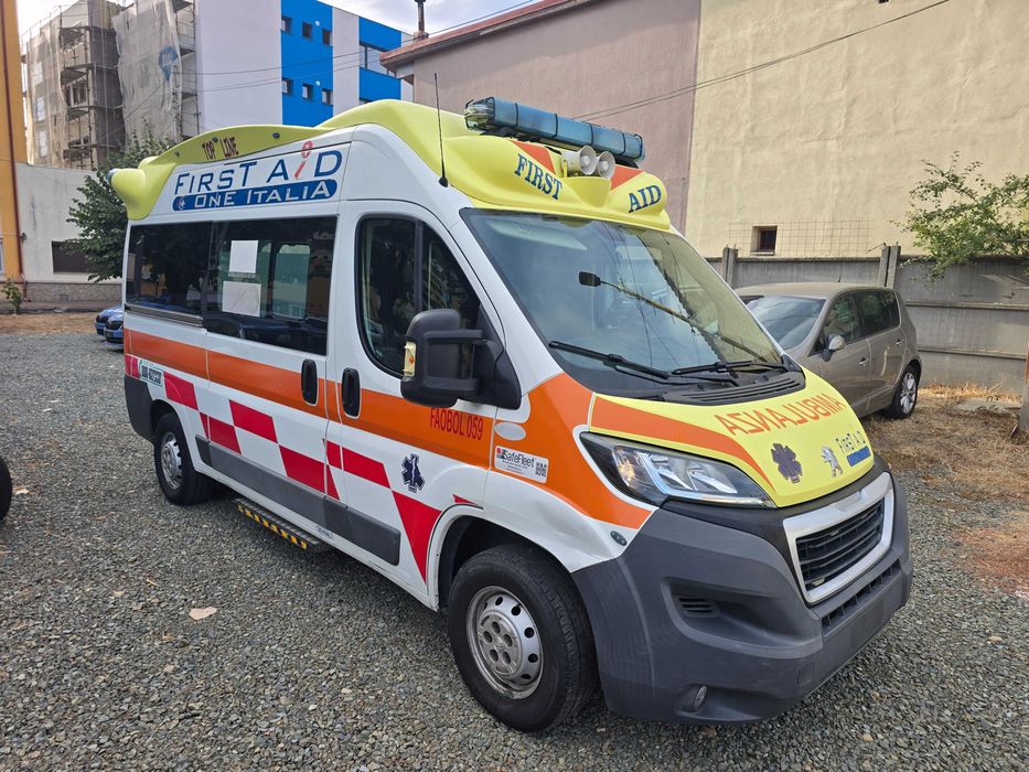 Ambulanța Peugeot Boxer 2,2 Diesel An 2016 / Echipată Complet - import Italia