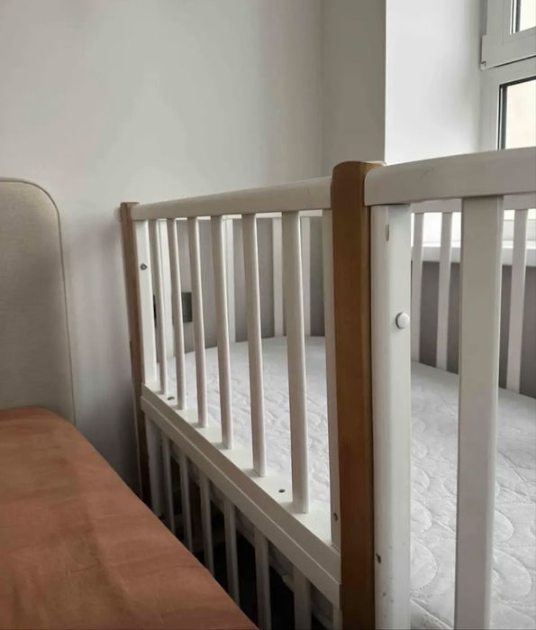 Детская кроватка. На маятнике