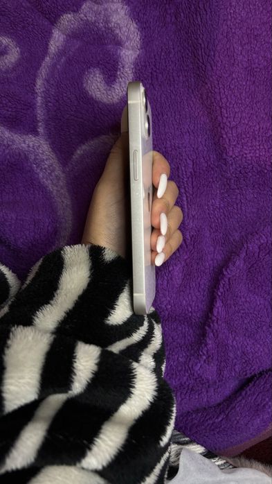 iPhone 13 белый.