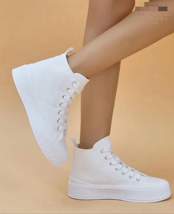 Стилни бели кецове