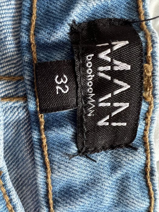 Vand blugi noi cu eticheta boohooman