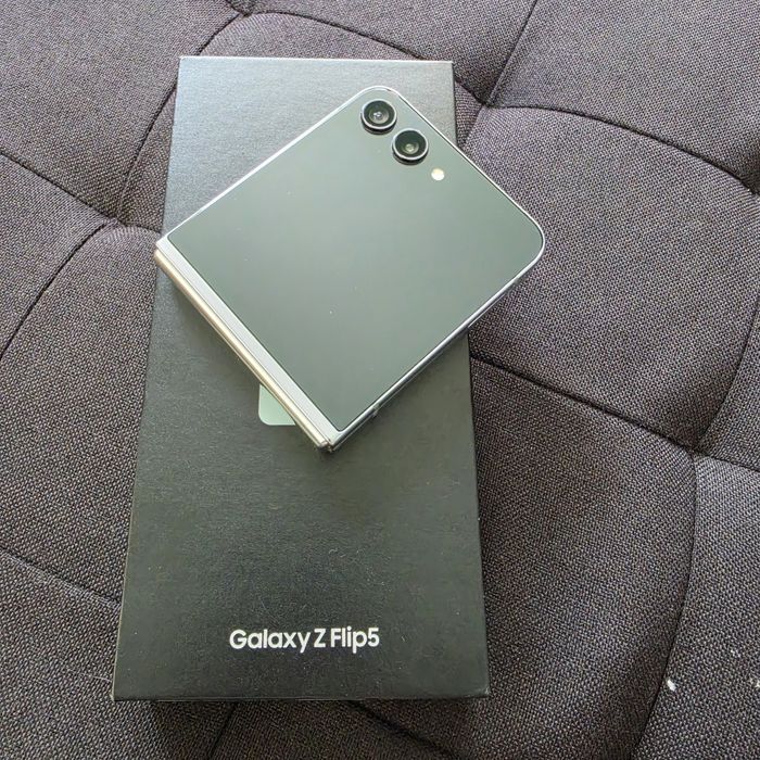 Samsung Galaxy Z Flip 5 512GB-Pachet Complet + Garanție