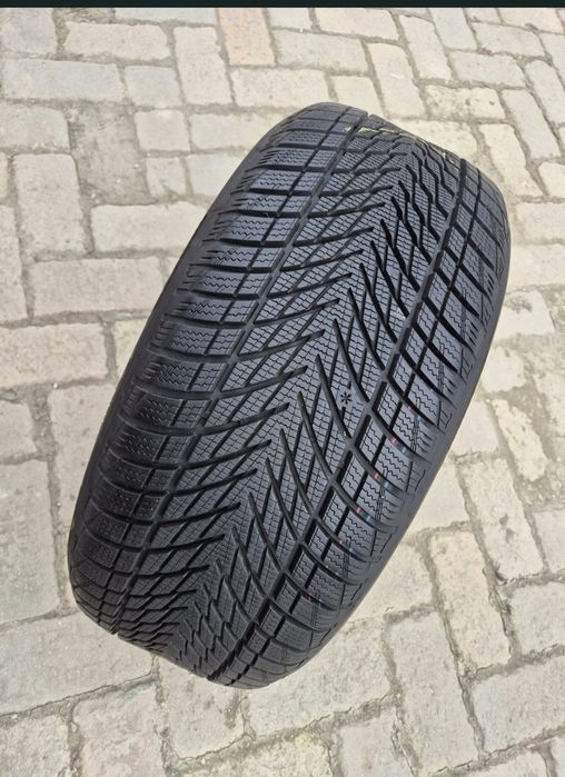O bucată 245/45 R18 M+S iarnă - una Goodyear Michelin Nokian Nexen