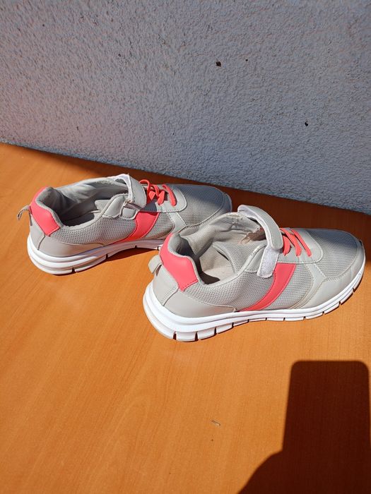 Vând pantofi sport, purtați dat in stare buna, mărimea 38, produs de c