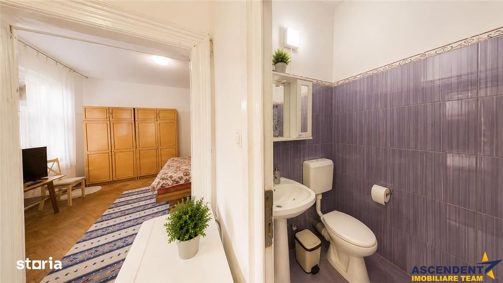 Corp de casa cu 2 imobile, intrari separate, pod si beci generos, Cent