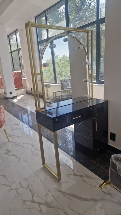 Стол для визажиста