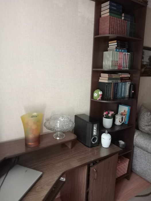 Продается стол компьютерный и полкаа
