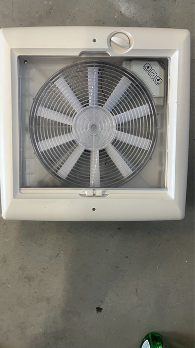 Trapa thule cu ventilator tip maxfann 40x40
